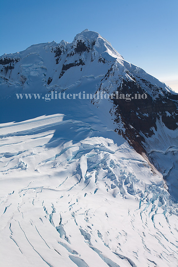 Utsikt fra Juvtinden via Weyprechtbreen i Sentralkrateret over mot Haakon VII Topp på andre siden.