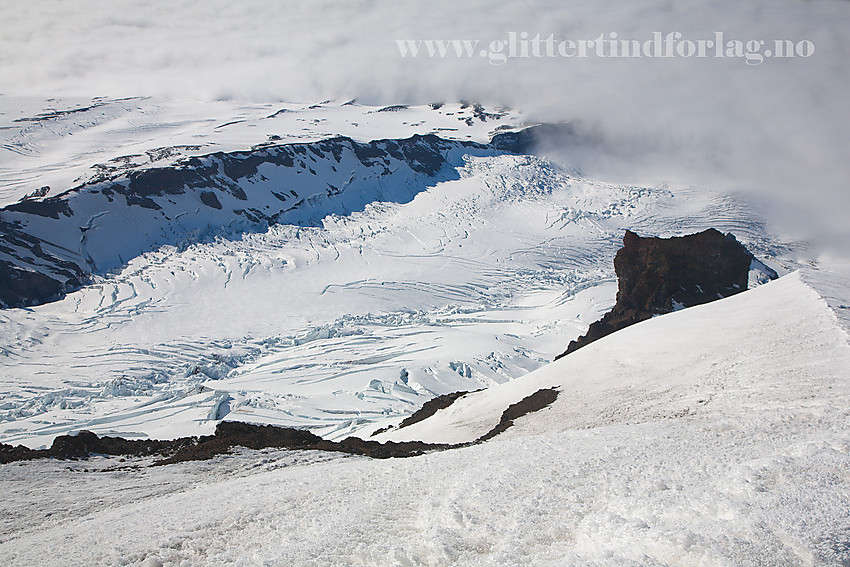 Et stykke nord for Juvtinden mot Weyprechtbreen og Isbrodden (til høyre). I bakgrunnen Kongressryggen og litt av Hamarbreen.