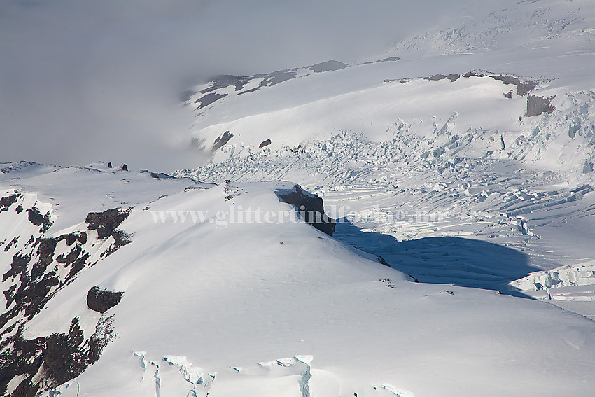 Et stykke nord for Juvtinden med utsikt i nordlig retning mot Trollstigen (til venstre) og Kjerulfbreen. I øvre høyre hjørne ses en flik av Svend Foynbreen.