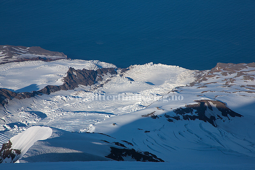 Fra Hakluyttoppen østover mot Prins Haralds Bre og Frielebreen. Fjellryggen i forgrunnen kalles Himmelstigen.