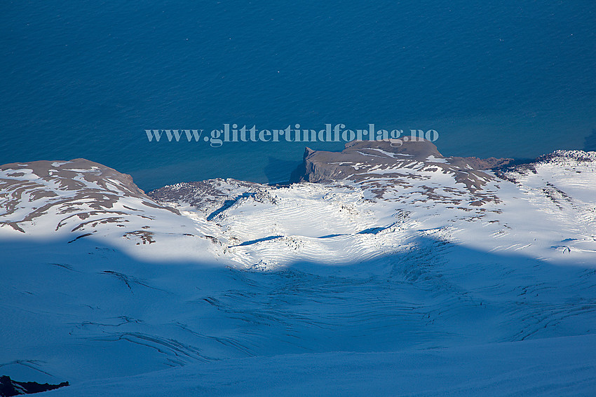 Utsikt i øst til sørøstlig retning fra Hakluyttoppen mot Griegbreen. Til høyre ses Clarkebreen som delvis henger sammen med Willebreen.