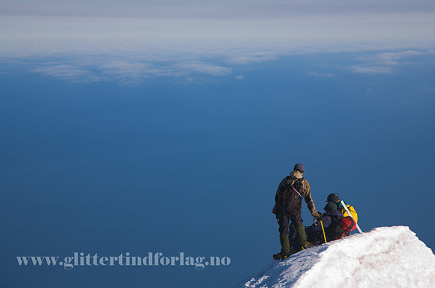 Fjell og hav. På snøkammen mellom Hakluyttoppen og Mercantontoppen med en pause i kveldssola. Er det dette man kaller havblikk?