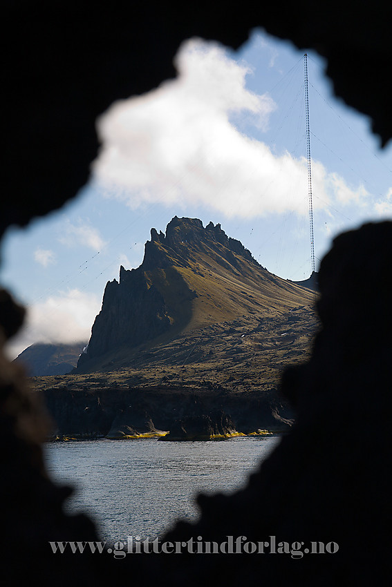 Ved Båtvika nær Olonkinbyen på Jan Mayen. I bakgrunnen Schiertzegga (378 moh). Den nesten 200 meter høye Loran C masta ses også.