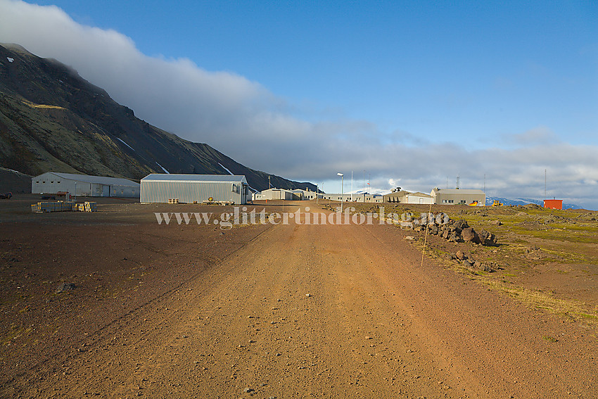 Olonkinbyen på Jan Mayen er base for besetningen på øya. (P.t. 18 personer).