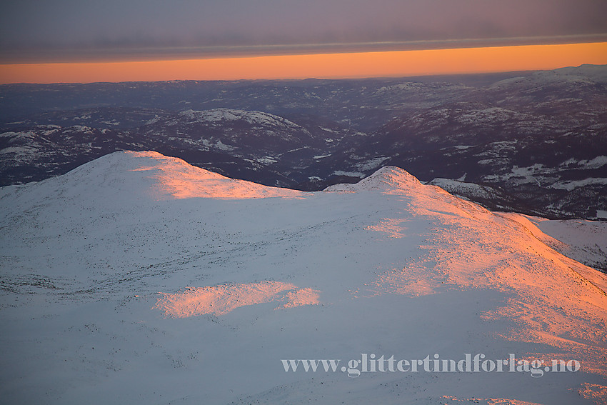 Utsikt fra Gaustatoppen ved solnedgang mot Gaustaråen, Gaustaknea og Tuddal.