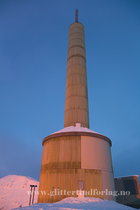 Masta på Gaustatoppen i solnedgang.