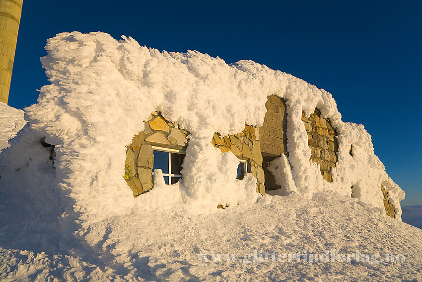 Gaustatoppen Turisthytte i morgensol.