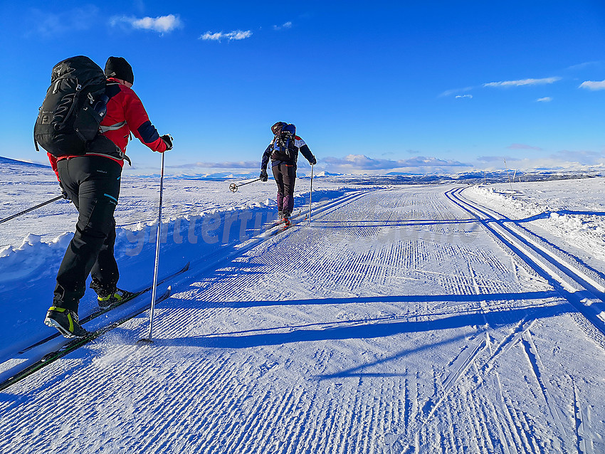 Skiløpere i flotte spor litt nedenfor Spåtind.