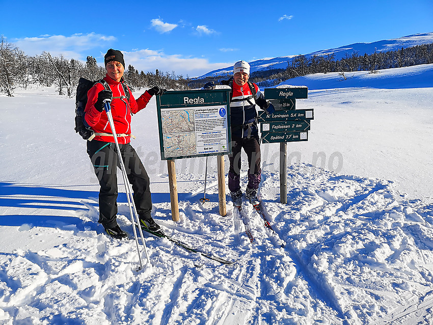 Ved informasjonstavle på Regla, nær Lenningen, med litt av Synnfjellet i bakgrunnen.