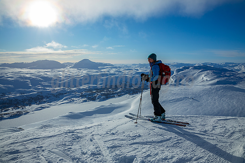 Utsikt fra Skørsnøse mot Otrøvatnet og Sulefjellet og Suletinden.