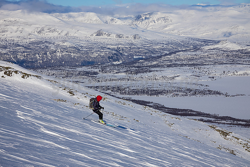 Skikjøring ned fra Gilafjellet. I bakgrunnen ses Vennisfjelet, Rysndalen og Blåe berge. I forgrunnen nede ses litt av Nørdre Syndin.