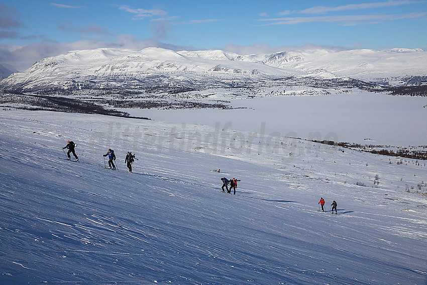 Skiløpere på tur opp mot Gilafjellet.