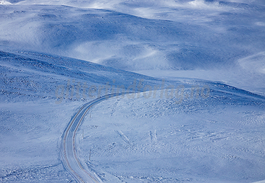 Skiløype gjennom bølgende fjellandskap sett fra Nystølvarden.