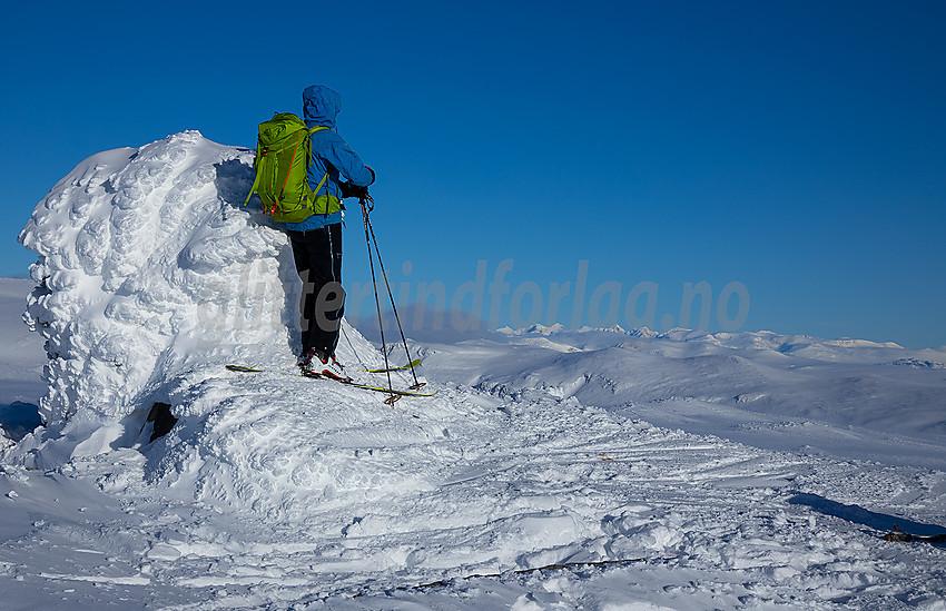 På toppen av Gråkampen med utsikt i retning Jotunheimen.