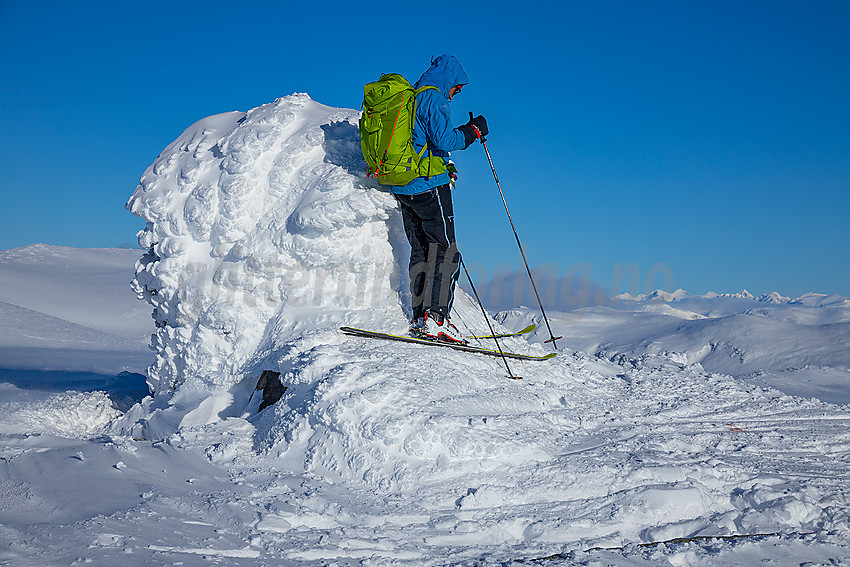 På toppen av Gråkampen med utsikt i retning Jotunheimen.