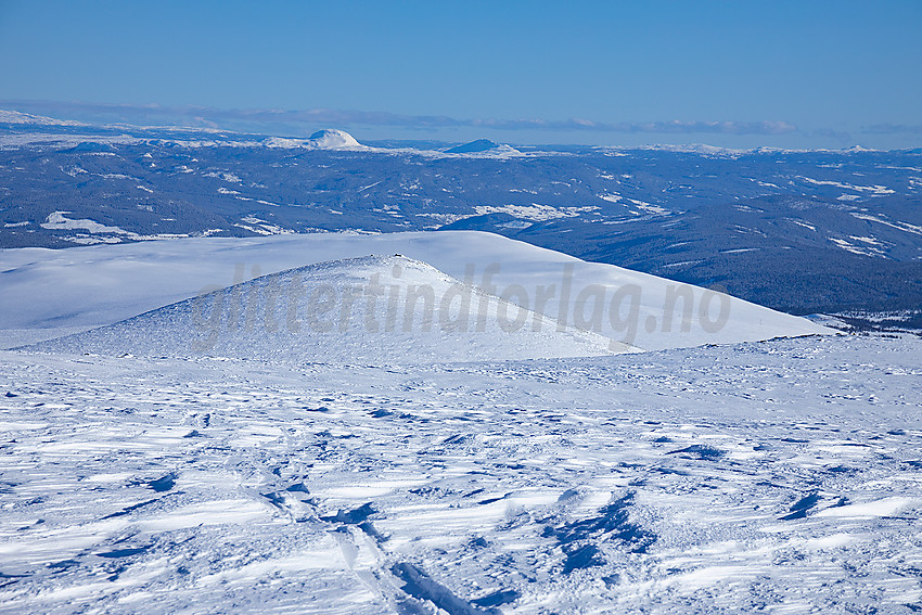 Fra Blåe Berge med Belgjinøse i forgrunnen. I det fjerne drar man godt kjensel på Rundemellen og Skarvemellen.