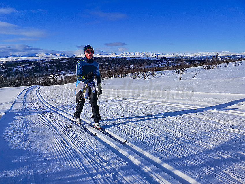 Skiløper i Vasetløypene. Flott utsikt mot Jotunheimen.