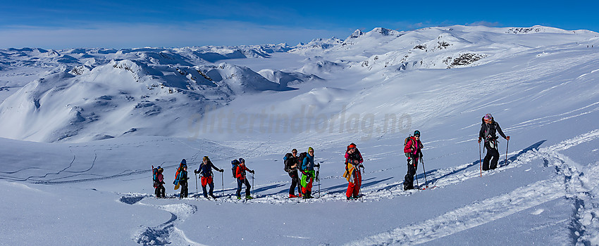 I lia oppunder Synshorn med Fagerdalen nedenfor og Jotunheimen i det fjerne.