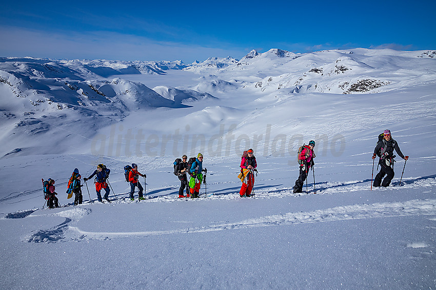 I lia oppunder Synshorn med Fagerdalen nedenfor og Jotunheimen i det fjerne.