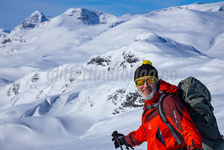 På toppen av Synshorn med Jotunheimen i bakgrunnen.