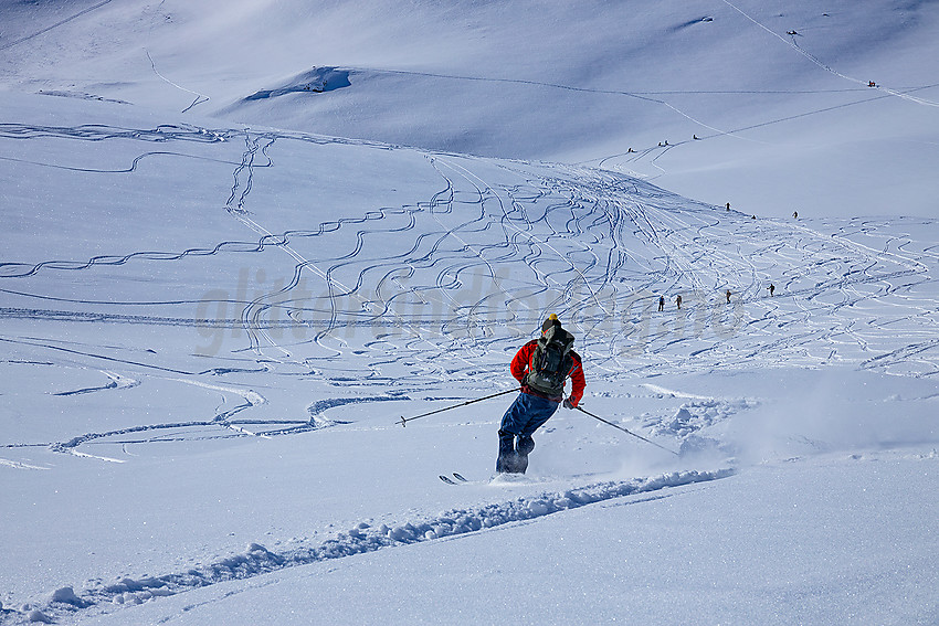 Skiskjøring ned flanken fra Synshorn mot Fagerdalen.