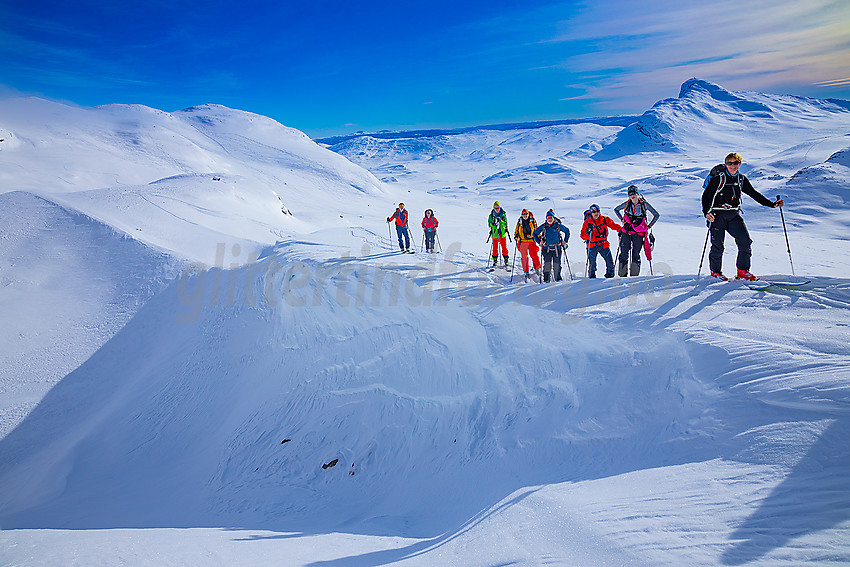 Gruppe på tur mot Heimre Fagerdalshøe. Bak til venstre Synshorn og Bitihorn lenger bak.