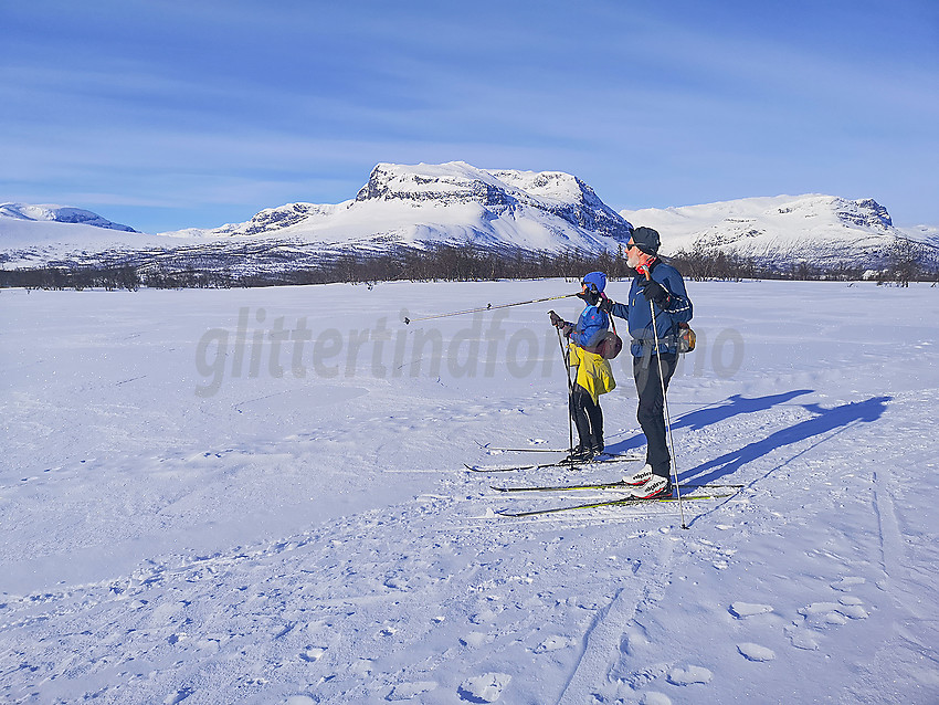 I løypenettet til Grindafjell løypelag med Grindane i bakgrunnen.