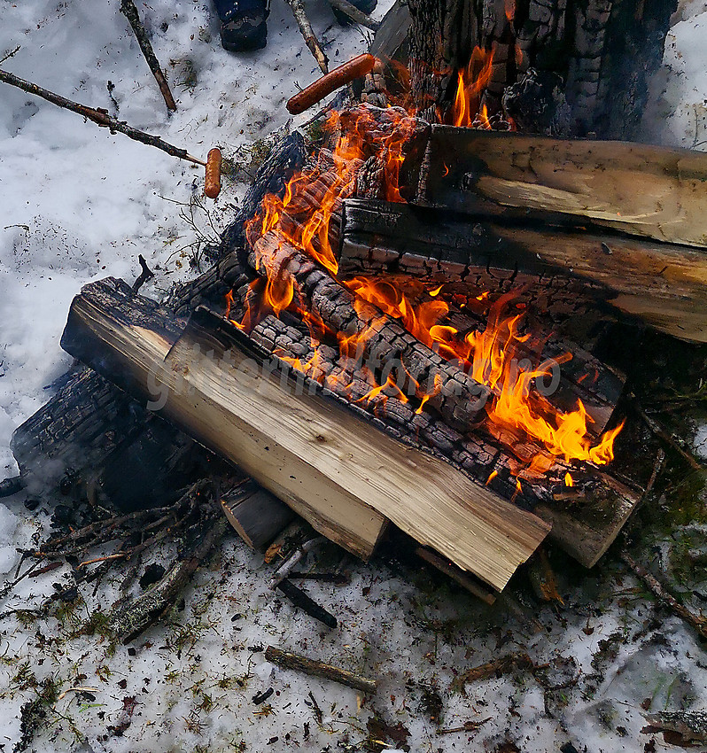 Pølsegrilling på bål i Valdres