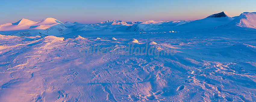 Solnedgang i Breheimen. Vestre Hestbrepigger til venstre og Austre Holåtionden til høyre.