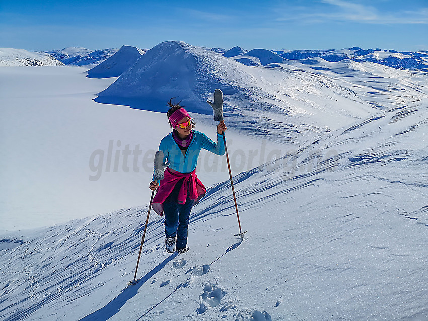 På vei opp mot Vestre Holåtinden med de andre Holåtindane bakenfor.