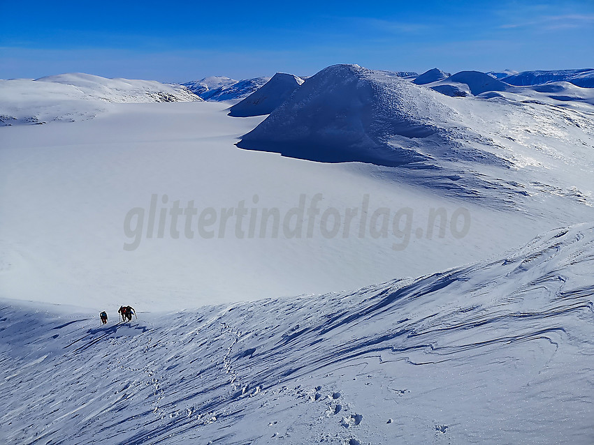 På vei opp mot Vestre Holåtinden med de andre Holåtindane bakenfor.