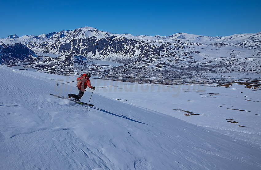 Telemarkkjører på vei ned fra Besshøe.