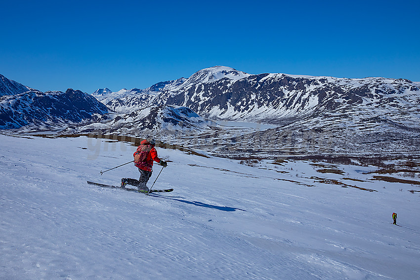 På tur ned fra Heimdalshøe med Jotunheimen i bakgrunnen.