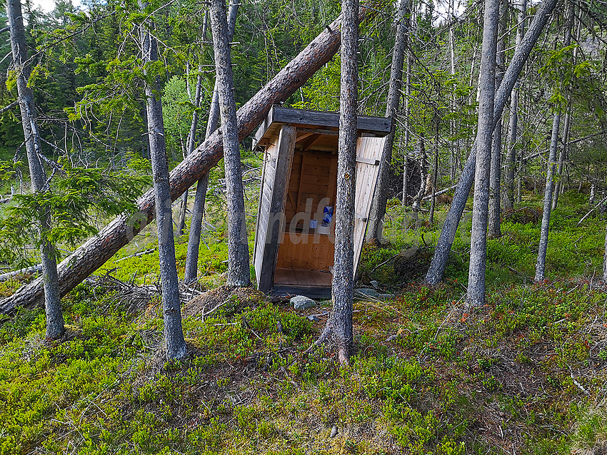 Noe beklemt utedo ved gapahuken på Leiraåsen.