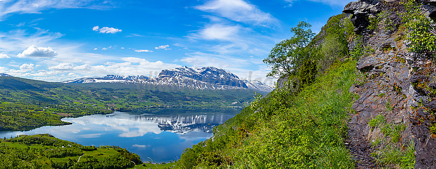 På vei opp Leirholstigen, Vangsmjøse og Grindane bakenfor.