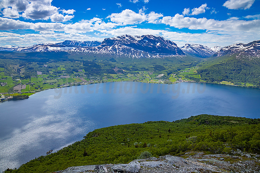 Utsikt fra Knappen mot Vangsmjøse, Grindaheim og Grindane.