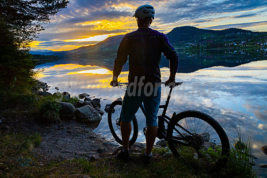 På sykkeltur langs Heggefjorden.