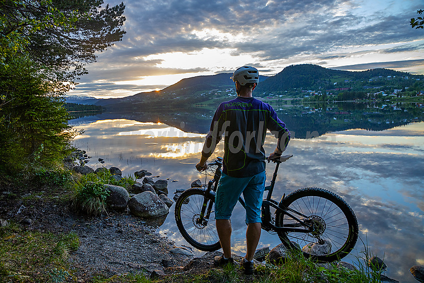 På sykkeltur langs Heggefjorden.