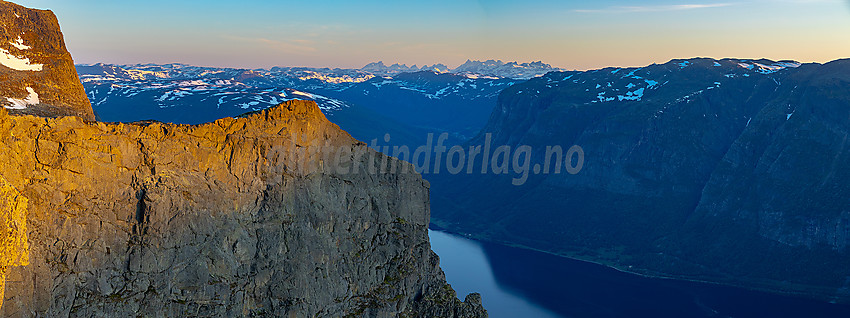 På Bergsfjellet øst ved soloppgang. Hurrungane ses i det fjerne.