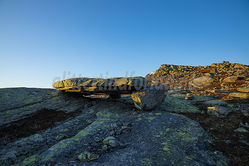 På Bergsfjellet øst ved soloppgang. Fin steinhelle.