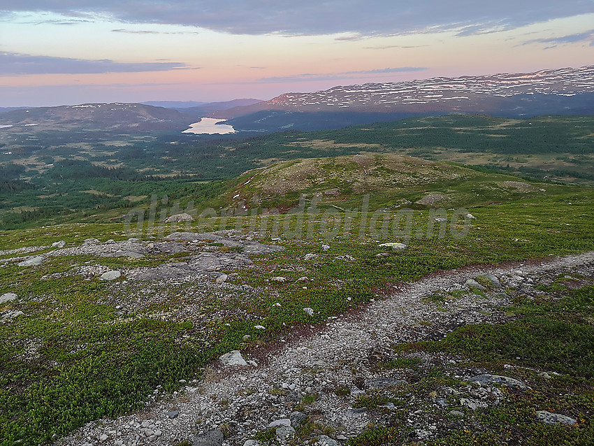 Utsikt mot Synnfjorden fra Snuen ved solnedgang.