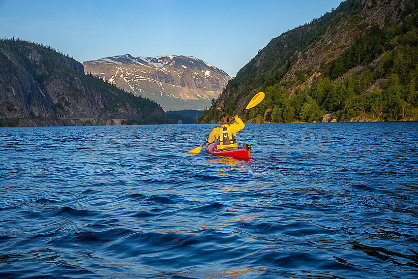 Padling nær utløpet av Vangsmjøse med Grindane i bakgrunnen.