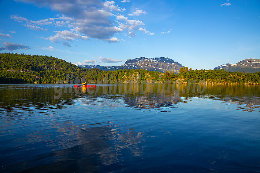 Padling nær utløpet av Vangsmjøse med Grindane i bakgrunnen.