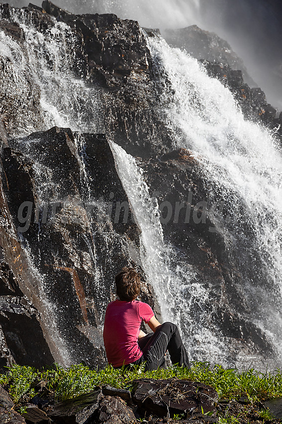 Inne ved Kalvedalsfossen en sommermorgen,