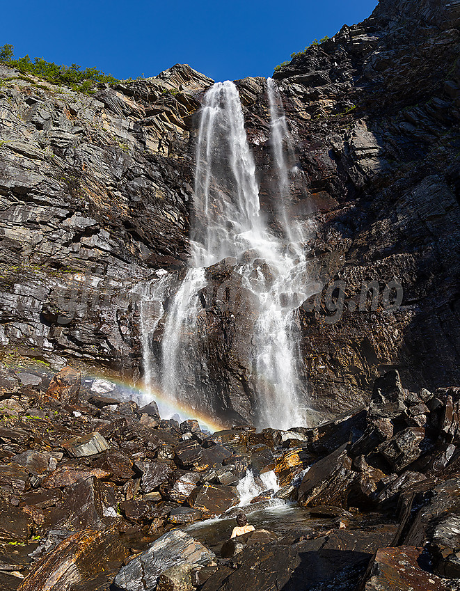 Inne ved Kalvedalsfossen en sommermorgen.