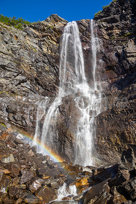 Inne ved Kalvedalsfossen en sommermorgen.