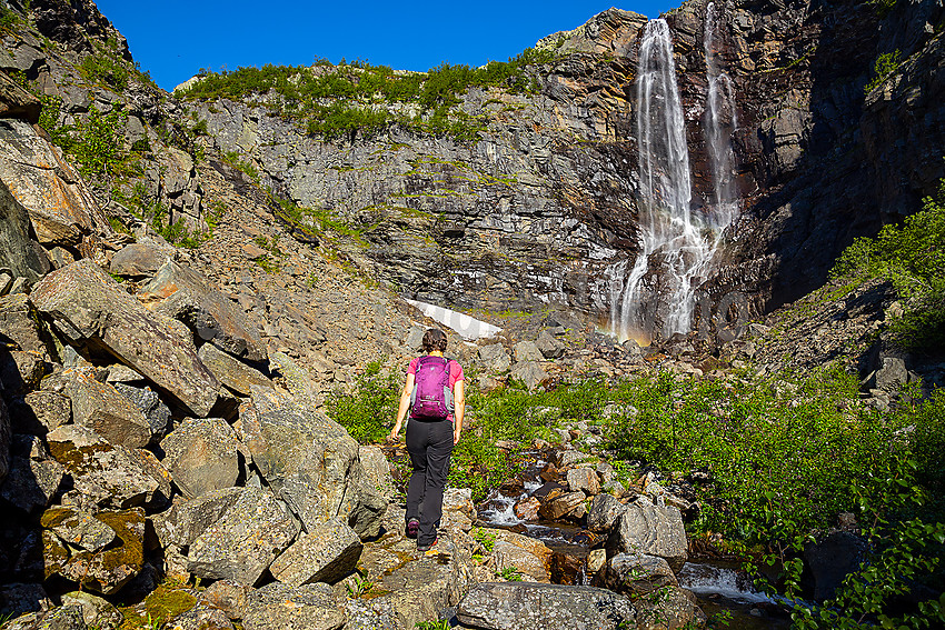 På vei inn mot Kalvedalsfossen en sommermorgen.