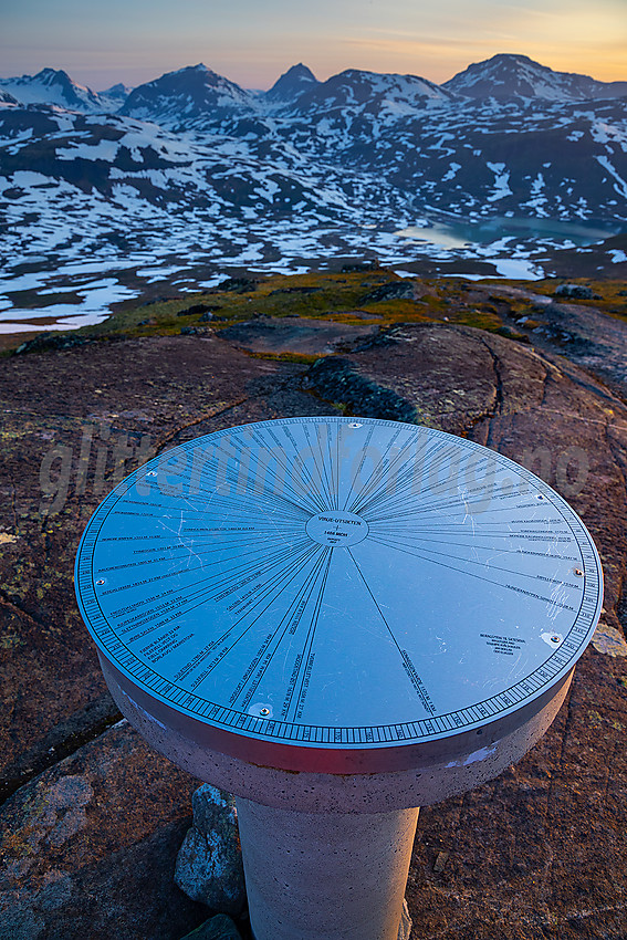 Sommermorgen på Utsikten, med Jotunheimens tinder i bakgrunnen.