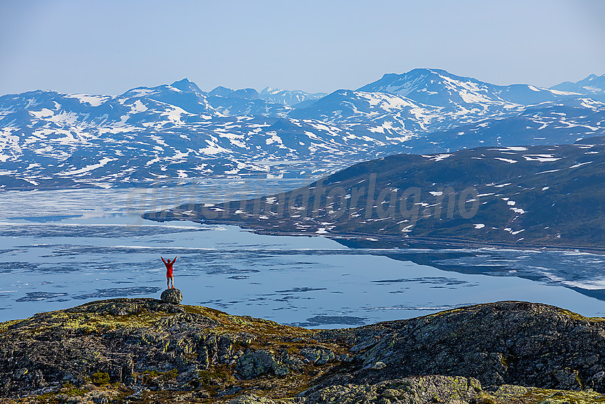 På toppen av Stølsnøse med utsikt mot Tyin og Jotunheimen.