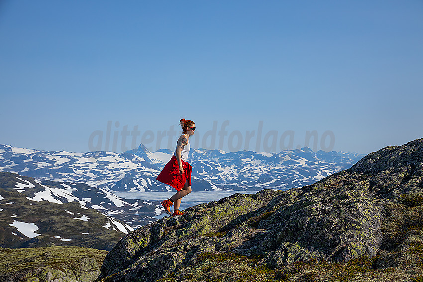 På toppen av Stølsnøse med utsikt mot Tyin og Jotunheimen.